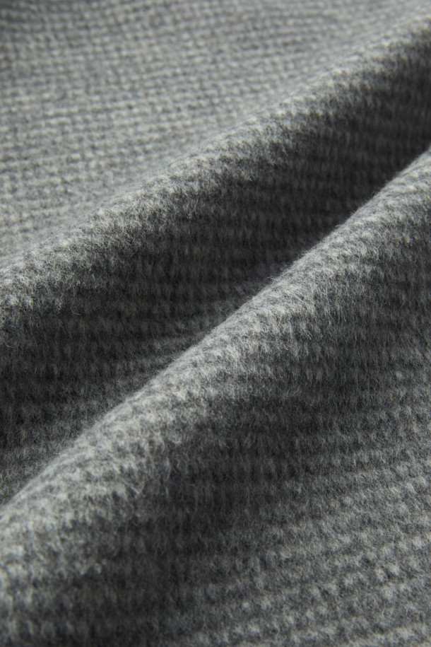 라이트 그레이 컬러의 패턴 발마칸 코트입니다. 울과 폴리에스테르 혼방 소재로 제작되어 가을과 겨울에 따뜻하게 착용할 수 있습니다. 클래식하고 미니멀한 스타일로, 래글런 소매와 레귤러 핏 디자인이 특징입니다. 출근룩, 겨울 데일리룩, 오피스룩 등 다양한 TPO에 활용하여 시크한 스타일을 연출해보세요.
