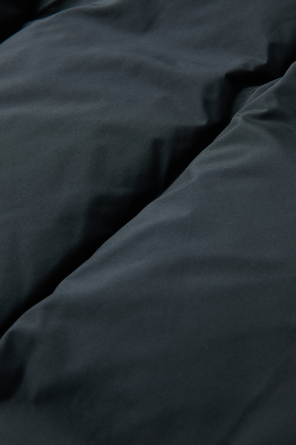 세련된 블랙 후드 숏 다운 재킷입니다. 겨울철 데일리룩에 어울리는 미니멀한 스타일의 이 재킷은 숏패딩 디자인으로 크롭 기장을 자랑합니다. 부드러운 촉감의 폴리에스테르 소재에 구스다운 80:20 충전재를 사용하여 보온성을 높였습니다. 2-Way 지퍼와 히든 여밈 방식으로 깔끔함을 더했으며, 오버핏으로 편안한 착용감을 선사합니다. 경량 소재에 은은한 광택감이 더해져 시크한 매력을 줍니다.
