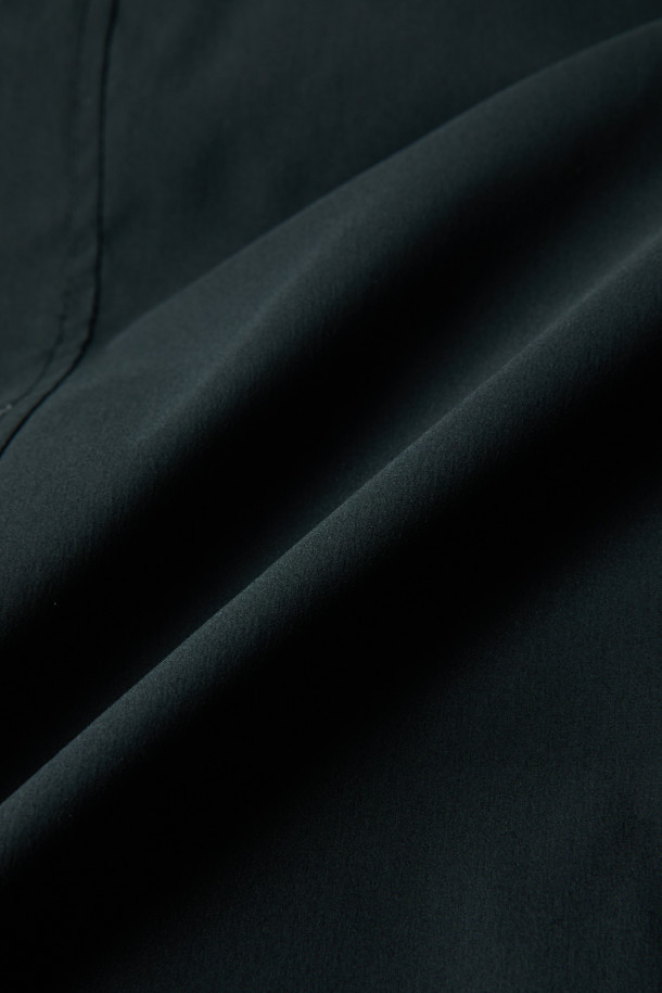 블랙 롱 다운 재킷은 겨울철 데일리룩에 미니멀하고 클래식한 스타일을 더해줄 필수 아이템입니다. 매트한 질감의 폴리에스테르 소재로 제작되어 뛰어난 보온성을 자랑하며, 오버핏 디자인으로 편안한 착용감을 선사합니다. YKK 2-Way 지퍼와 구스다운 80:20 충전재를 사용하여 보온성과 활동성을 모두 갖췄습니다. 롱 기장의 무지 디자인으로 어떤 옷에도 쉽게 매치할 수 있어 활용도가 높습니다. 추운 날씨에도 스타일리시함을 놓치지 않도록 도와주는 완벽한 겨울 아우터입니다.
