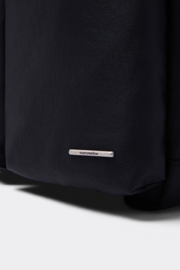 블랙 코튼 크로스백은 면과 나일론 혼방 소재로 제작되어 튼튼하며, 미니멀하고 캐주얼한 스타일을 연출합니다. 사각 형태의 미디엄 사이즈 가방으로, 로고, 리벳, 참 장식이 포인트로 더해져 세련된 느낌을 줍니다. 사이즈 조절이 가능하며, 탈부착 파우치가 있어 실용성을 높였습니다. 출근룩과 비즈니스 캐주얼에 활용하기 좋으며, 시티보이 스타일을 완성하는 데 적합합니다. 일상생활에서 편안하게 사용할 수 있는 아이템입니다.
