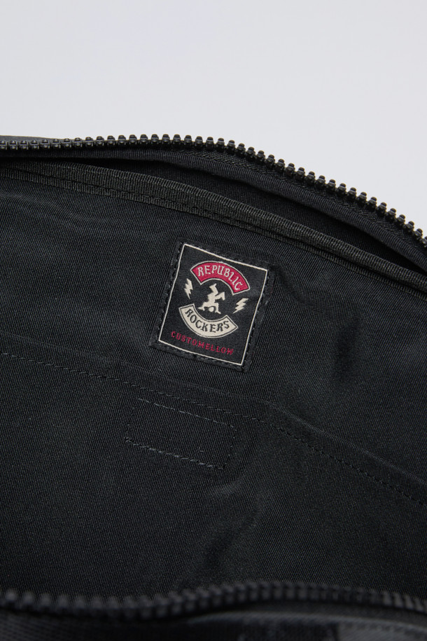 그레이 코튼 크로스백은 면 소재로 제작되어 부드러운 질감과 편안한 착용감을 선사합니다. 미디엄 사이즈의 사각 디자인에 로고 리벳 장식이 포인트로 더해져 캐주얼하면서도 미니멀한 스타일을 연출합니다. 워싱 처리된 면 소재는 자연스러운 멋을 더하며, 웨빙 손잡이와 탈부착 파우치 참으로 실용성을 높였습니다. 넉넉한 내외부 수납공간과 지퍼형 잠금 방식으로 소지품을 안전하게 보관할 수 있으며, 길이 조절이 가능한 스트랩으로 다양한 스타일을 소화할 수 있습니다. 출근룩, 비즈니스 캐주얼, 여행룩 등 다양한 TPO에 활용하기 좋은 데일리 크로스백입니다.
