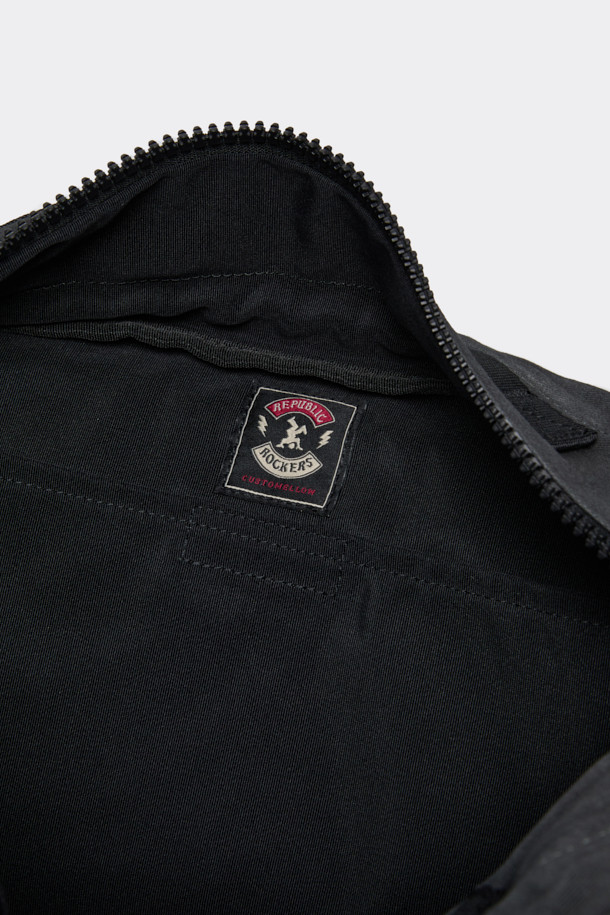 그레이 컬러의 면 소재 보스턴백입니다. 넉넉한 라지 사이즈로 여행룩, 휴가룩, 캠핑룩 등 다양한 TPO에 활용할 수 있습니다. 캐주얼, 미니멀, 시티보이 스타일을 연출하기 좋으며, 무지 디자인에 워싱 디테일이 더해져 빈티지한 멋을 살렸습니다. 쓰리웨이 방식으로 숄더백, 크로스백으로 활용 가능하며, 사이즈 조절이 가능하여 실용적입니다. 미니 파우치가 포함되어 소지품을 더욱 효율적으로 수납할 수 있으며, 포켓이 있어 수납력을 높였습니다.
