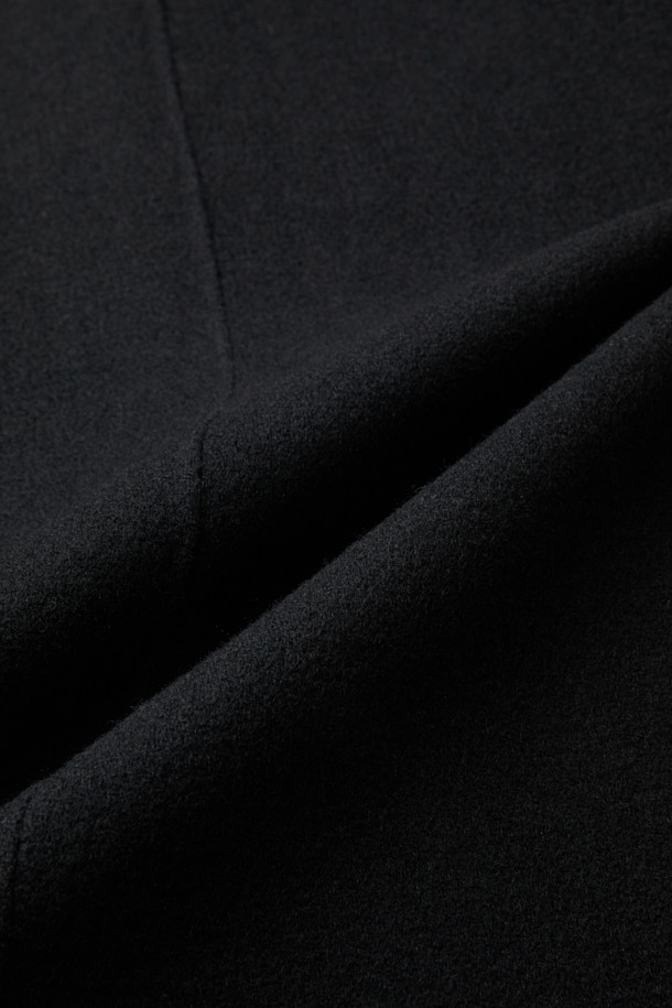 세련된 무드를 연출하는 블랙 울 맥 코트입니다. 가을, 겨울 시즌에 어울리는 두꺼운 두께감으로 보온성을 높였으며, 미니멀하고 클래식한 디자인이 특징입니다. 히든 버튼 여밈 방식과 오버핏으로 편안한 착용감을 선사하며, 탈부착 가능한 허리 벨트와 비죠 장식으로 다양한 스타일을 연출할 수 있습니다. 롱 기장과 긴 소매, 둥근 포켓 디테일이 돋보이며, 상체 상단 부분 안감 처리를 통해 고급스러움을 더했습니다. 출근룩, 비즈니스 캐주얼, 모임룩 등 다양한 TPO에 활용 가능하며, 시크하고 세련된 스타일을 완성해 보세요.
