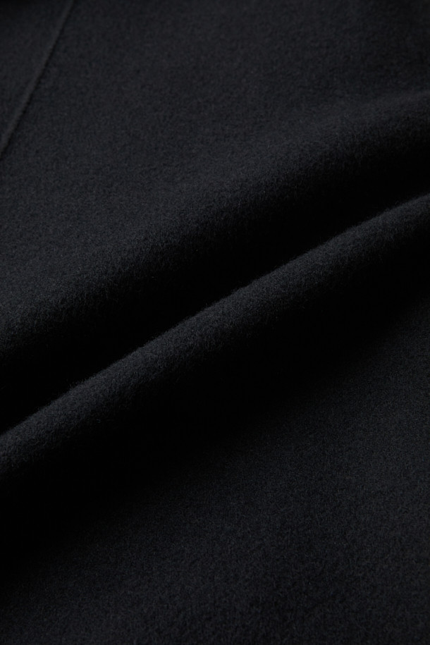 블랙 캐시미어 블렌디드 맥 코트는 미니멀하고 클래식한 스타일을 추구하는 분들을 위한 아우터입니다. 울, 나일론, 캐시미어, 폴리우레탄의 혼방 소재로 제작되어 부드러운 촉감과 고급스러운 분위기를 선사합니다. 히든 버튼 여밈 방식과 오버핏 실루엣으로 편안하면서도 세련된 핏을 연출하며, 탈부착 가능한 허리 벨트와 비죠 장식으로 다양한 스타일을 연출할 수 있습니다. 가을, 겨울 시즌에 출근룩, 오피스룩, 모임룩 등 다채로운 TPO에 활용 가능하며, 핸드메이드 공법 봉제와 둥근 모서리 포켓 등의 디테일이 돋보입니다. 상체 상단 부분만 안감 처리되어 보온성을 더했습니다.
