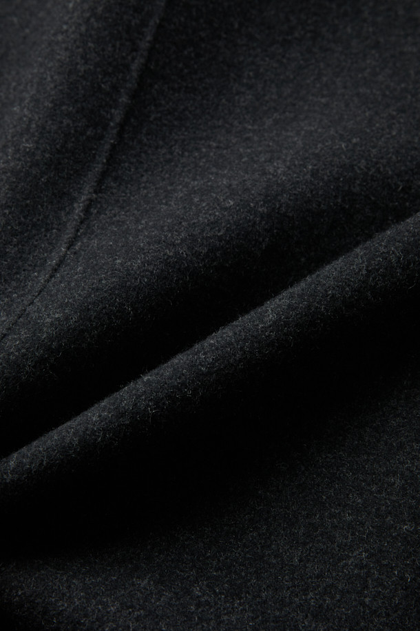 그레이 캐시미어 블렌드 맥 코트는 남성 고객을 위한 아우터입니다. 가을과 겨울에 어울리는 두꺼운 두께감으로, 캐시미어, 울, 나일론, 폴리우레탄 혼방 소재를 사용하여 부드러운 촉감을 선사합니다. 히든 버튼 여밈 방식의 롱 기장 오버핏 코트로, 클래식, 미니멀, 시크 스타일을 연출하기 좋습니다. 탈부착 가능한 허리 벨트와 비죠 장식, 핸드메이드 봉제, 둥근 포켓 디자인, 상체 상단 안감 적용 등 디테일이 돋보이며, 출근룩, 비즈니스 캐주얼, 모임룩에 활용하기 좋습니다.
