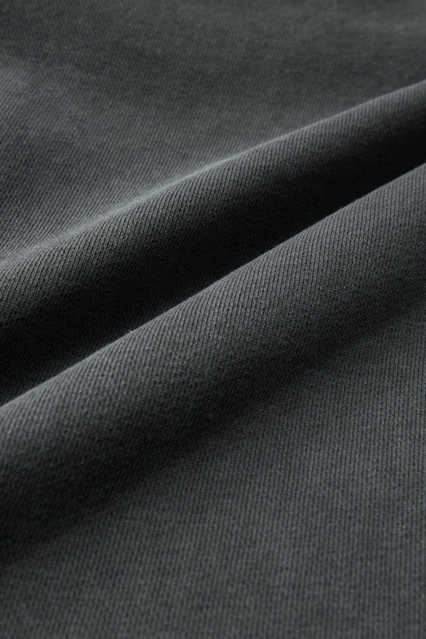 그레이 염색 스웻 팬츠는 편안한 일상 스타일을 위한 완벽한 선택입니다. 피그먼트 다잉 기법으로 제작되어 자연스러운 색감과 탄탄한 촉감을 자랑하며, 와이드핏으로 트렌디한 무드를 연출합니다. 허리 밴딩과 스트링, 밑단 스트링 스토퍼를 통해 편안한 착용감을 제공하며, 포켓 하단 로고 자수가 은은한 포인트를 더합니다. 봄, 가을, 겨울 모두 활용 가능한 긴 기장의 스웻 팬츠는 집콕룩, 산책룩은 물론 미니멀, 시티보이 스타일까지 소화 가능한 활용도 높은 아이템입니다. 후면 벨트고리에는 시그니처 스트링 디테일이 더해져 더욱 스타일리시하게 연출할 수 있습니다.
