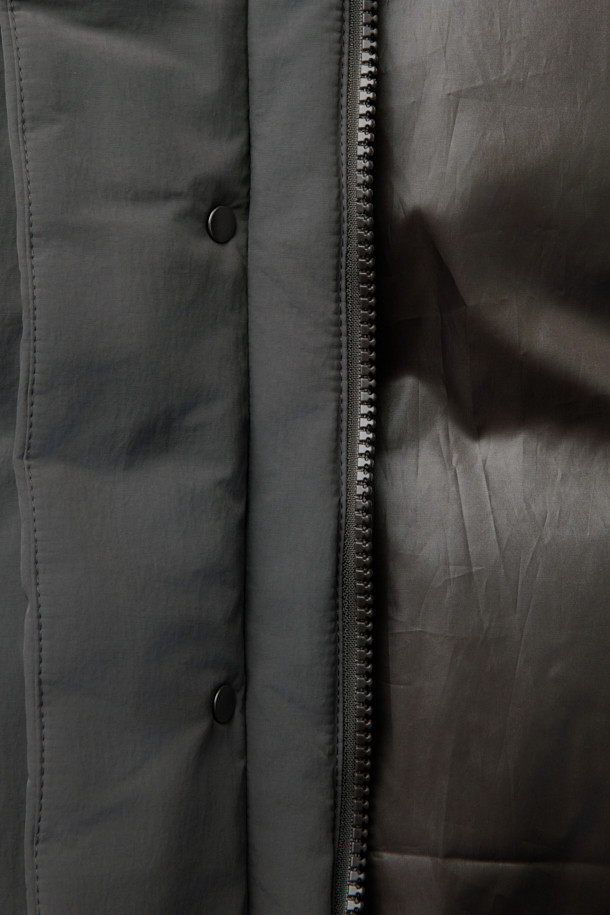 브라운 후디 다운 푸퍼 재킷은 겨울철 일상에서 캐주얼하고 미니멀한 스타일을 연출하기에 좋은 아우터입니다. 넉넉한 오버핏으로 편안함을 강조하며, 후드와 이중넥, 이중 플라켓, 2-WAY 지퍼 등의 디테일이 돋보입니다. 무지 디자인에 나일론과 구스다운 소재를 사용하여 보온성을 높였으며, 두꺼운 두께감으로 추운 날씨에도 따뜻하게 착용할 수 있습니다. 밑단 스트링과 히든 포켓은 실용성을 더해주며, 긴 소매 기장으로 더욱 포근한 느낌을 줍니다.
