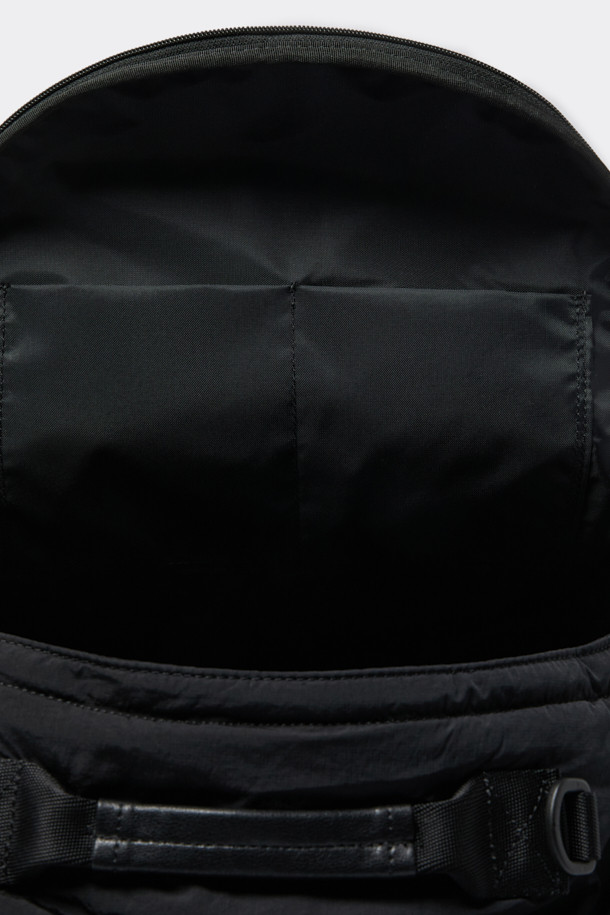 블랙 나일론 백팩은 남성을 위한 미니멀, 캐주얼, 시티보이 스타일의 가방입니다. 튼튼한 나일론 소재로 제작되어 생활 방수 기능과 뛰어난 내구성을 자랑하며, 사각 형태에 로고 디자인으로 포인트를 더했습니다. 내부에는 노트북 수납 공간이, 외부에는 전면 2단 오픈 포켓, 전면 포켓, 사이드 포켓이 있어 수납력을 높였습니다. 지퍼와 벨크로형 잠금 방식으로 내용물을 안전하게 보호하며, 조절 가능한 숄더 스트랩과 상단 핸들로 편안한 착용감을 제공합니다. 출근룩, 여행룩, 워크샵룩 등 다양한 TPO에 활용하기 좋습니다.
