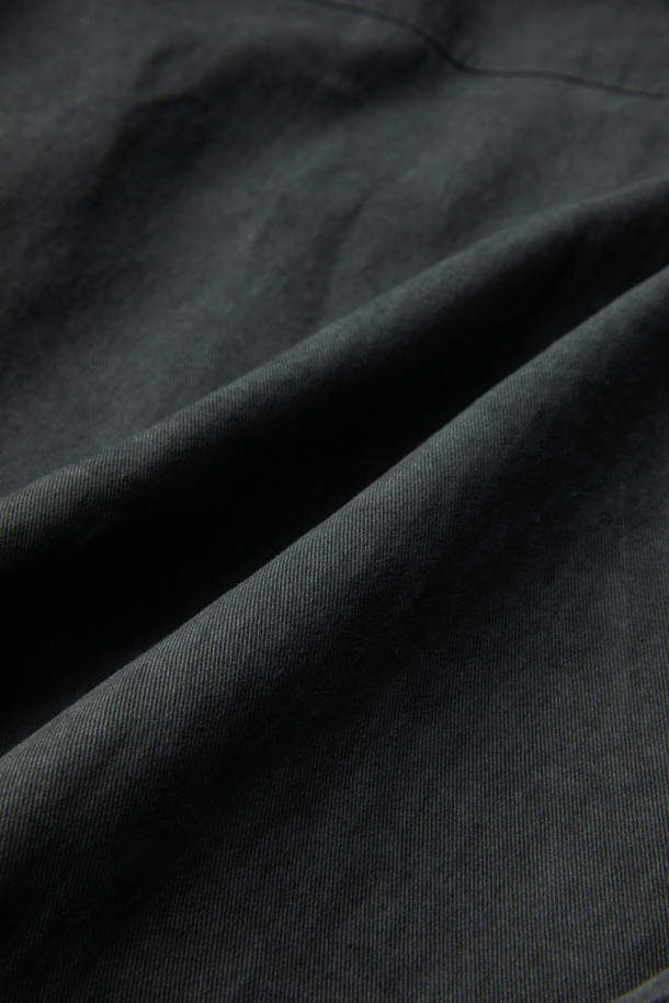 세련된 스타일을 완성하는 그레이 벨티드 맥 코트입니다. 남녀 공용으로, 봄, 가을 시즌에 착용하기 좋은 오버핏 디자인의 맥 코트입니다. 베이직하고 클래식한 무드를 자아내며, 무지 패턴과 허리 벨트로 포인트를 더했습니다. 히든 버튼 여밈과 긴 소매 기장으로 깔끔한 실루엣을 연출하며, 출근룩, 비즈니스 캐주얼, 모임룩 등 다양한 TPO에 활용할 수 있습니다. 면 소재로 제작되어 편안한 착용감을 선사하며, 미니멀하고 시크한 스타일을 완성해 보세요.
