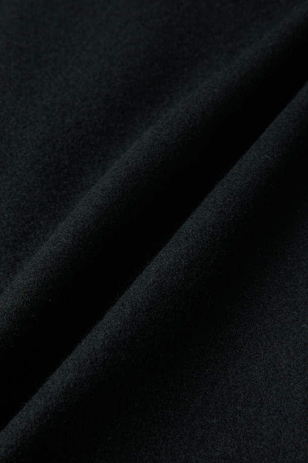 남성용 블랙 오버사이즈 핏 노치드 라펠 코트입니다. 가을, 겨울 시즌에 어울리는 두꺼운 두께감으로, 울, 나일론, 캐시미어 혼방 소재로 제작되어 부드러운 촉감과 보온성을 제공합니다. 미니멀, 클래식 스타일을 기반으로 하여 출근룩, 오피스룩, 모임룩 등 다양한 TPO에 활용 가능합니다. 싱글 버튼 여밈 방식과 롱 기장, 긴 소매 디자인으로 시크한 매력을 더하며, 오버핏으로 편안한 착용감을 선사합니다.
