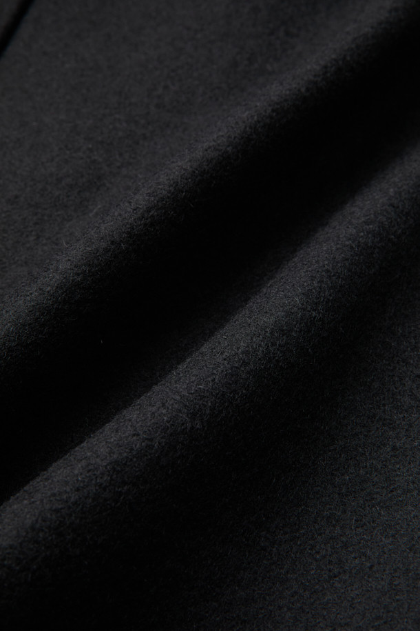 이탈리아 MANTECO 울 소재의 블랙 울 더블 브레스티드 코트입니다. 가을, 겨울 시즌에 어울리는 두꺼운 두께감과 롱 기장으로 클래식하고 미니멀한 스타일을 연출합니다. 더블 버튼 여밈 방식과 오버핏 디자인으로 제작되어 시크한 무드를 더해줍니다. 출근룩, 오피스룩, 모임룩 등 다양한 TPO에 활용 가능하며, 어떤 스타일에도 세련되게 매치할 수 있습니다.
