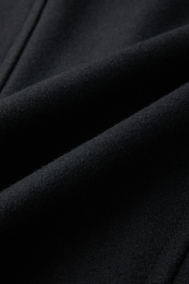 블랙 울 피코트는 클래식과 미니멀 무드를 동시에 연출하는 남성용 아우터입니다. 이탈리아 FORTEX 소재의 고급 울, 나일론, 캐시미어 혼방으로 제작되어 두꺼운 두께감과 매트한 촉감을 자랑합니다. 더블 버튼 여밈과 릴랙스 핏 디자인은 편안하면서도 세련된 스타일을 선사하며, 가을과 겨울철 출근룩, 비즈니스 캐주얼, 모임룩 등 다양한 TPO에 활용 가능합니다. 기본에 충실한 디자인으로 시크한 매력을 더하여 당신의 옷장에 품격을 더해줄 것입니다. 
