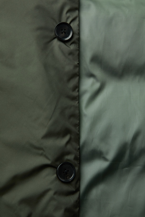 카키 로브 다운 코트는 남성용 겨울 아우터로, 베이직한 스타일에 클래식, 미니멀, 캐주얼 스타일을 모두 아우릅니다. 두꺼운 두께감의 오버핏으로 제작되었으며, 허리 로브 장식으로 포인트를 더했습니다. 80/20 구스다운 충전재와 경량 소재로 제작되어 보온성과 편안함을 동시에 느낄 수 있습니다. 무지 디자인에 긴 소매 기장, 로브 여밈 방식을 갖춘 다운 코트입니다. 폴리에스테르 소재로 제작되었습니다.
