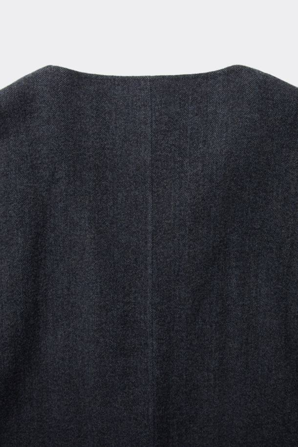 HED MAYNER (헤드 메이너)의 Grey Back Slit Robe Coat (그레이 백 슬릿 로브 코트)는 미니멀한 스타일을 추구하는 당신을 위한 아우터입니다. 가을, 겨울 시즌에 어울리는 롱 기장의 로브 코트로, 이탈리안 울 원단을 사용하여 부드러운 촉감을 선사합니다. 오버핏과 루즈핏으로 편안한 착용감을 강조하며, 후면 넥 슬릿과 벨트 허리 슬릿 구조가 독특한 디자인 포인트를 더합니다. 출근룩, 오피스룩, 모임룩 등 다양한 TPO에 활용 가능한 클래식하고 시크한 아이템입니다.
