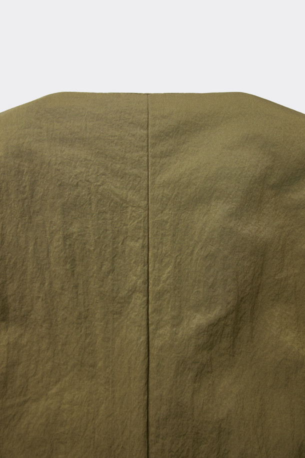 [HED MAYNER] 골드 백 슬릿 로브 코트는 남성용 아우터로, 가을과 겨울에 착용하기 좋습니다. 미니멀하고 모던한 스타일의 이 로브 코트는 부드러운 촉감의 나일론 소재와 넉넉한 오버핏으로 제작되었습니다. 등 부분의 넥 슬릿 디테일과 벨트 허리 슬릿 구조가 특징이며, 내부에는 패딩 안감과 외부 및 내부 포켓이 있어 실용성을 더했습니다. 광택감 있는 골드 컬러는 출근룩이나 모임룩에 시크하고 클래식한 분위기를 연출합니다.
