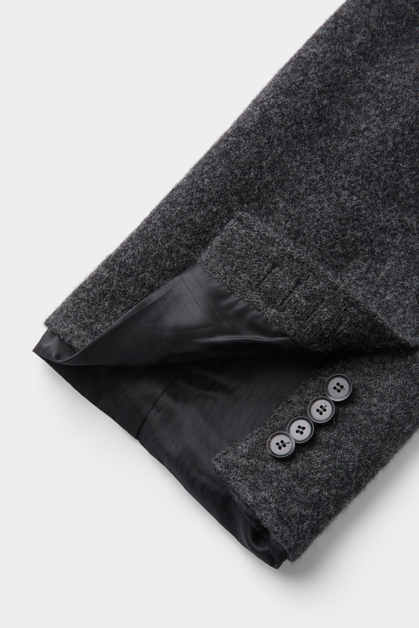 HED MAYNER (헤드 메이너)의 Grey Wool Falling Back 재킷은 모던하면서도 클래식한 스타일을 추구하는 남성을 위한 아우터입니다. 릴랙스 핏으로 편안함을 제공하며, 두꺼운 울 소재와 부드러운 촉감으로 가을과 겨울에 따뜻하게 착용할 수 있습니다. 와이드 피크드 라펠, 구조적인 어깨 패드, 후면 드레이프 디자인이 특징이며, 테일러드 코트 타입으로 오피스룩, 비즈니스 캐주얼, 모임룩 등 다양한 TPO에 활용 가능합니다. 내부 포켓과 큐프라 비스코스 혼방 안감으로 실용성과 고급스러움을 더했습니다. 미니멀하고 시크한 스타일을 선호하는 분들께 추천합니다.
