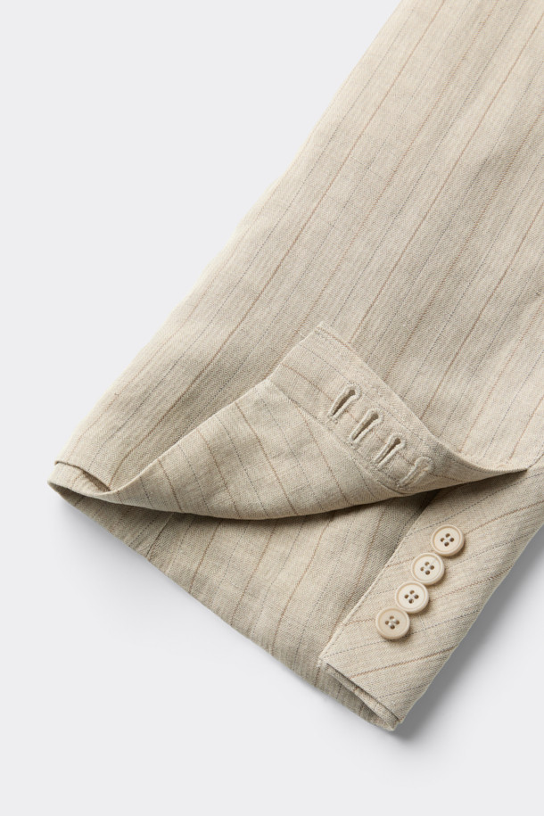 HED MAYNER (헤드 메이너)의 아이보리 린넨 Falling Back 재킷입니다. 부드러운 린넨과 레이온 혼방 소재로 제작되어 봄, 여름 시즌에 적합하며, 릴랙스 핏으로 편안한 착용감을 선사합니다. 와이드 피크드 라펠과 구조적인 어깨 패드가 특징이며, 비대칭 실루엣과 후면 드레이프 디자인으로 모던하고 미니멀한 스타일을 연출합니다. 데이트룩, 오피스룩, 비즈니스 캐주얼 등 다양한 TPO에 시크하게 매치할 수 있는 테일러드 재킷입니다. 안감은 큐프라 비스코스 소재를 사용하여 부드러운 촉감을 더했습니다.
