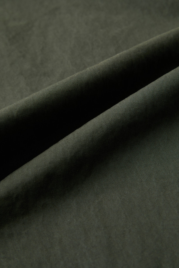 캐주얼 무드의 남성용 카키 플레어 팬츠입니다. 면과 나일론 혼방 소재로 제작되어 봄, 가을에 적합하며, 하프 밴딩으로 편안한 착용감을 제공합니다. 무지 디자인에 긴 기장으로, 미니멀한 스타일을 연출하기 좋습니다. 하단 핏은 스냅과 E-스트링으로 조절 가능하여 다양한 스타일을 연출할 수 있습니다.
