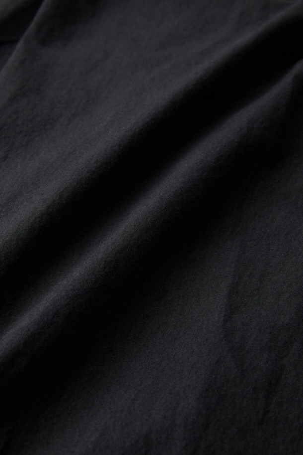 블랙 멀티 포켓 팬츠는 남성용 캐주얼 스타일의 긴 바지입니다. 면 소재로 제작되어 사계절 내내 편안하게 착용할 수 있으며, 밴딩 허리 스트링과 밑단 스트링, 스토퍼 디테일로 편안한 착용감을 제공합니다. 루즈핏으로 제작되어 여유로운 실루엣을 연출하며, 다양한 수납을 위한 멀티 포켓 디자인으로 실용성을 더했습니다. 미니멀하고 시티보이 스타일을 즐기는 분들께 추천합니다.
