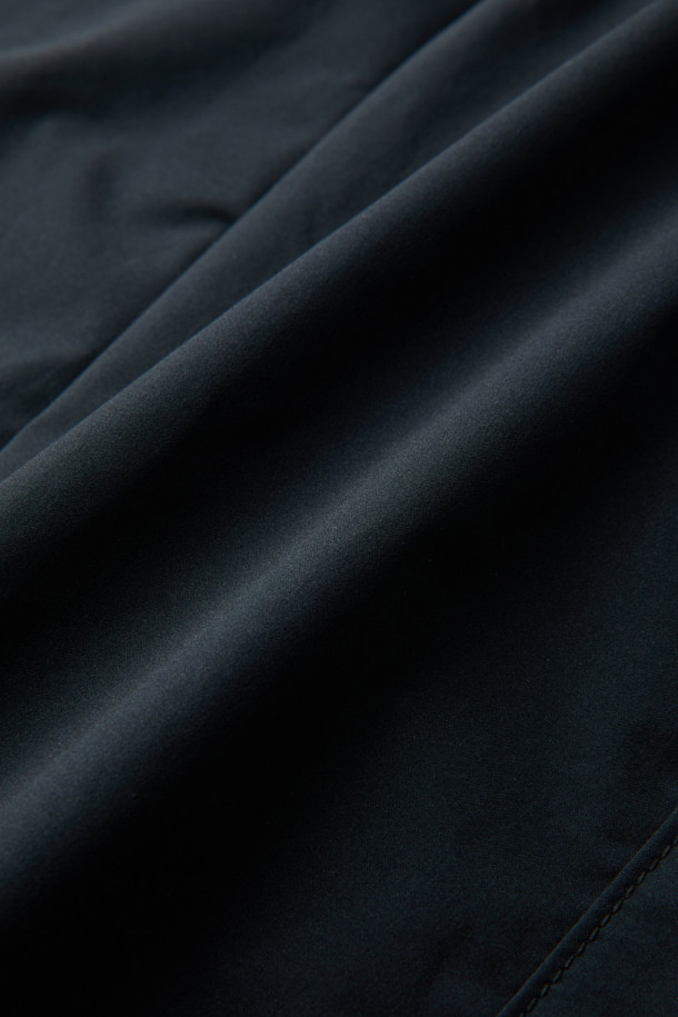 블랙 카고 파라슈트 팬츠는 남성용 와이드핏 긴바지입니다. 봄, 가을에 착용하기 좋으며, 스트릿과 캐주얼 스타일을 연출할 수 있습니다. 무지 패턴의 폴리에스테르 소재로 제작되었으며, 파라슈트 레이어 디자인과 스트링 디테일이 특징입니다. 밴딩 처리로 편안한 착용감을 제공하며 미니멀한 스타일에도 잘 어울립니다.
