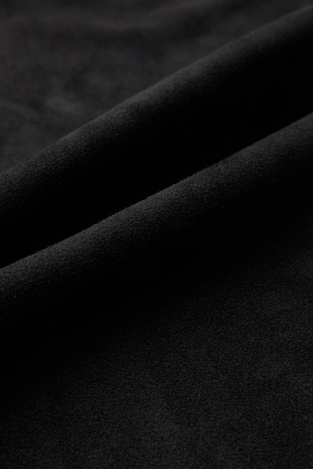 블랙 폴리 스웨이드 트랙 팬츠는 부드러운 촉감의 인조 스웨이드 소재로 제작되어 편안한 착용감을 선사합니다. 남성용으로, 캐주얼 및 스포티 스타일을 모두 소화할 수 있는 릴랙스핏 긴바지입니다. 사계절 내내 활용 가능하며, 일상복으로 적합합니다. 무지 디자인으로 미니멀한 스타일을 연출하기 좋습니다. 폴리에스테르, 폴리우레탄 혼방으로 제작되어 내구성이 뛰어나며 관리가 용이합니다.
