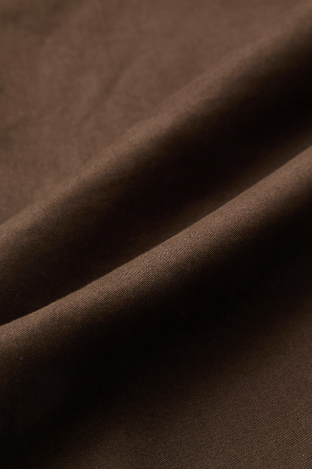 브라운 플랩 디테일 팬츠는 남성용 와이드 팬츠로, 가을과 겨울에 따뜻하게 착용할 수 있습니다. 겉감은 면 소재, 안감은 기모로 제작되어 부드러운 착용감을 선사하며, 신축성이 있어 편안한 활동성을 보장합니다. 루즈핏에 두꺼운 두께감으로 보온성을 높였으며, 무지 패턴에 페이크 플랩 포켓, 다트, 허리 비조 디테일이 더해져 캐주얼하면서도 클래식한 무드를 연출합니다. 출근룩이나 모임룩 등 다양한 TPO에 활용 가능하며, 미니멀한 스타일을 즐기는 분들께 추천합니다.
