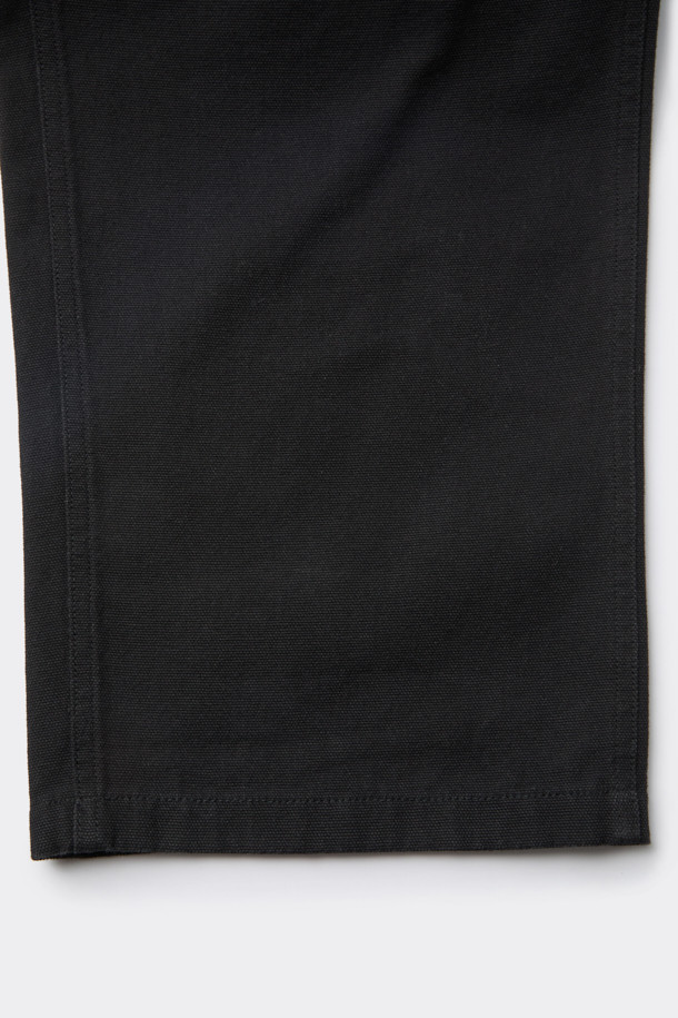 **BISCO SMITH (비스코 스미스) 블랙 코튼 카펜터 팬츠**

BISCO SMITH (비스코 스미스) 블랙 코튼 카펜터 팬츠는 스트릿 스타일을 기반으로, 워크웨어와 캐주얼 무드를 더한 긴 기장의 와이드핏 면 바지입니다. 무릎 부분의 파라슈트 레이어 디자인과 BISCO SMITH 'AsAbove' 자수 디테일이 특징입니다. 고밀도 코튼 소재를 사용하여 튼튼하며, 두꺼운 두께감으로 제작되었습니다. 편안하면서도 개성 있는 스타일을 연출하기에 좋은 아이템입니다.
