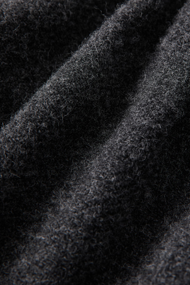 [HED MAYNER] 그레이 울 커브드 팬츠는 모던하고 미니멀한 스타일을 추구하는 남성을 위한 울 팬츠입니다. 가을과 겨울에 어울리는 두꺼운 두께감의 루즈핏 와이드 팬츠로, 부드러운 촉감의 울 소재로 제작되었습니다. 커브드 실루엣과 구조적인 볼륨감이 특징이며, 무릎 다트, 뒷절개 라인, YKK 지퍼 디테일로 완성도를 높였습니다. 출근룩, 비즈니스 캐주얼, 모임룩 등 다양한 TPO에 활용 가능한 클래식하고 시크한 아이템입니다.
