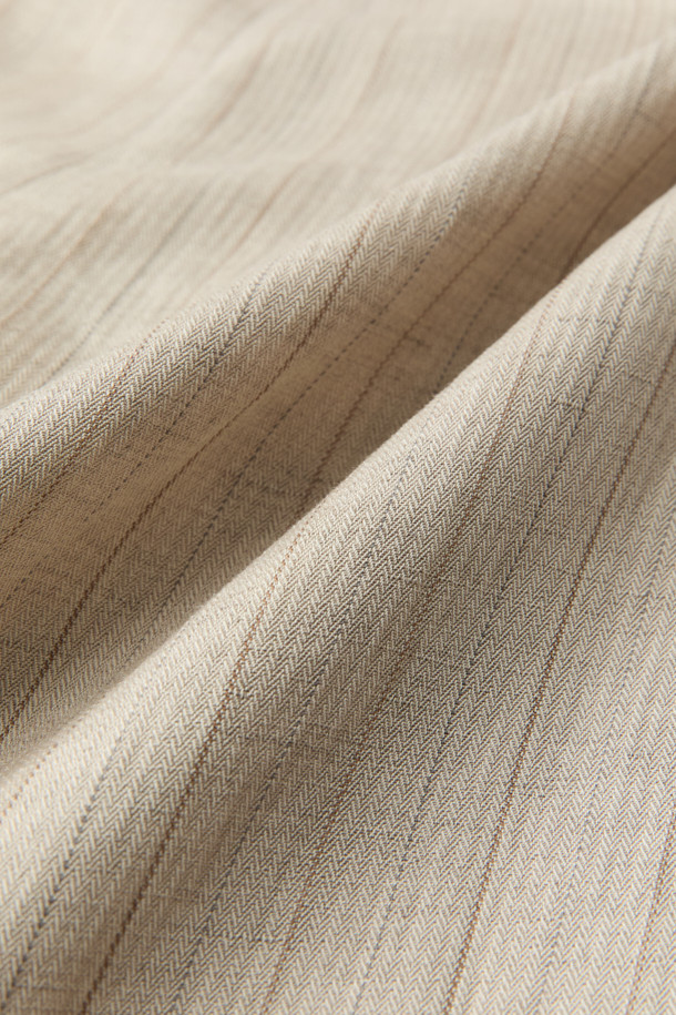 [HED MAYNER] 아이보리 린넨 커브드 팬츠는 미니멀하고 모던한 스타일을 추구하는 남성분들을 위한 제품입니다. 부드러운 린넨과 레이온 혼방 소재로 제작되어 봄, 여름 시즌에 시원하게 착용하기 좋습니다. 와이드 핏과 루즈핏으로 편안한 착용감을 선사하며, 허리선 주름, 무릎 다트 디테일, 뒷절개 라인이 돋보입니다. YKK 지퍼와 사이드, 후면 포켓 디테일로 실용성을 더했으며, 데이트룩, 출근룩 등 다양한 TPO에 활용 가능합니다.
