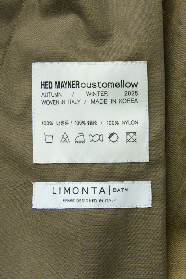 [HED MAYNER] 골드 나일론 유도 팬츠는 이탈리안 나일론 원단으로 제작되어 부드러운 촉감과 은은한 광택감이 돋보입니다. 허리 주름 디테일과 내부 스트링, 포켓 하단의 포인트 라벨이 특징이며, 벌룬핏과 루즈핏으로 편안하면서도 볼륨감 있는 실루엣을 연출합니다. 여행룩, 산책룩 등 다양한 TPO에 활용 가능하며, 미니멀, 캐주얼, 시티보이 스타일을 즐겨 입는 분들께 추천합니다. 무지 디자인으로 어떤 상의와도 매치하기 용이하여 데일리 팬츠로 활용하기 좋습니다.

