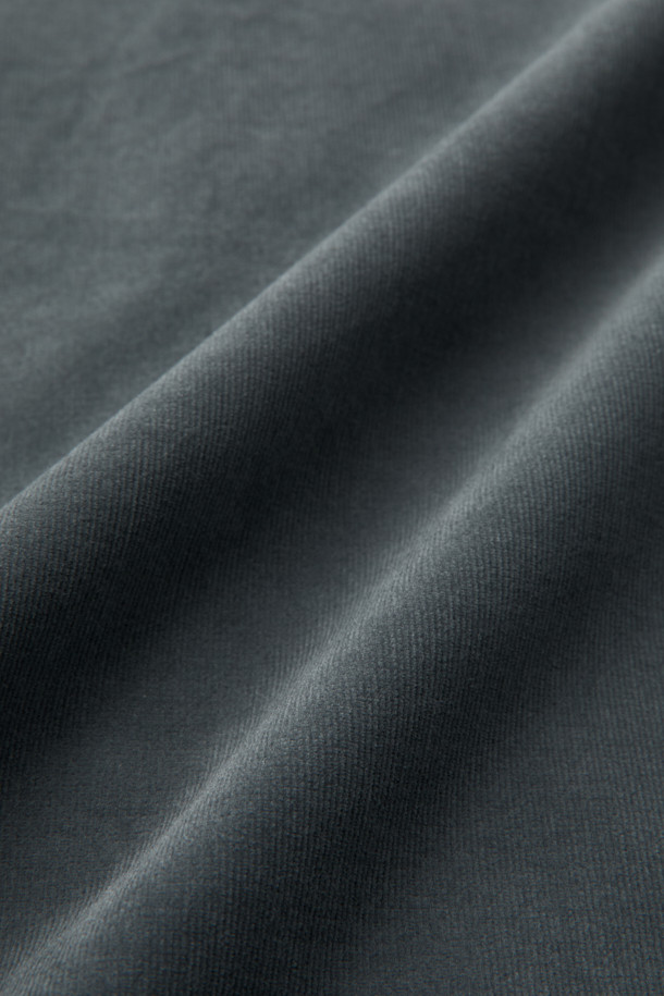 그레이 컬러의 코듀로이 아우터 셔츠입니다. 부드러운 코튼, 폴리우레탄, 코듀로이 혼방 소재로 제작되어 가을, 겨울철 따뜻하게 착용할 수 있습니다. 오버핏 크롭 기장으로 트렌디한 스타일을 연출하며, 밑단 스트링 조절 기능과 전면 체스트 포켓 디테일이 돋보입니다. 캐주얼, 미니멀, 클래식 스타일을 즐기는 남성분들께 출근룩, 모임룩으로 추천합니다. 긴 소매 기장으로 다양한 룩에 활용하기 좋습니다.
