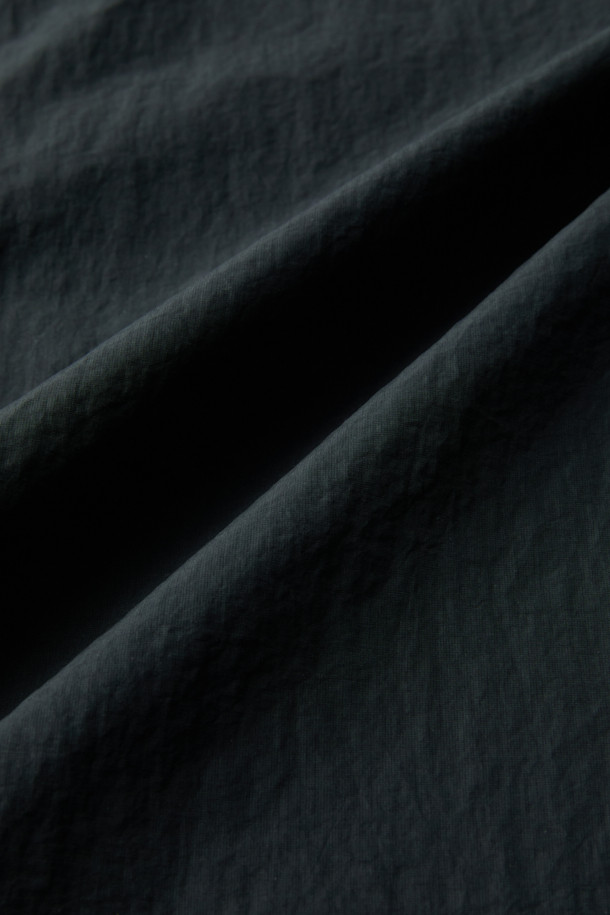 블랙 패딩 아우터 셔츠는 남성용 캐주얼 패딩셔츠입니다. 가을과 겨울에 착용하기 좋으며, 차이나칼라와 긴 소매, 무지 패턴으로 미니멀한 스타일을 연출합니다. 초경량 하스 충전재를 사용하여 보온성을 높였으며, 퀼팅 안감으로 부드러운 착용감을 제공합니다. 밑단 스트링 디테일과 우레탄 라벨 포인트가 특징이며, 핏은 오버핏으로 제작되었습니다. 면과 나일론 혼방 소재로 제작되어 편안함과 내구성을 동시에 갖췄습니다.
