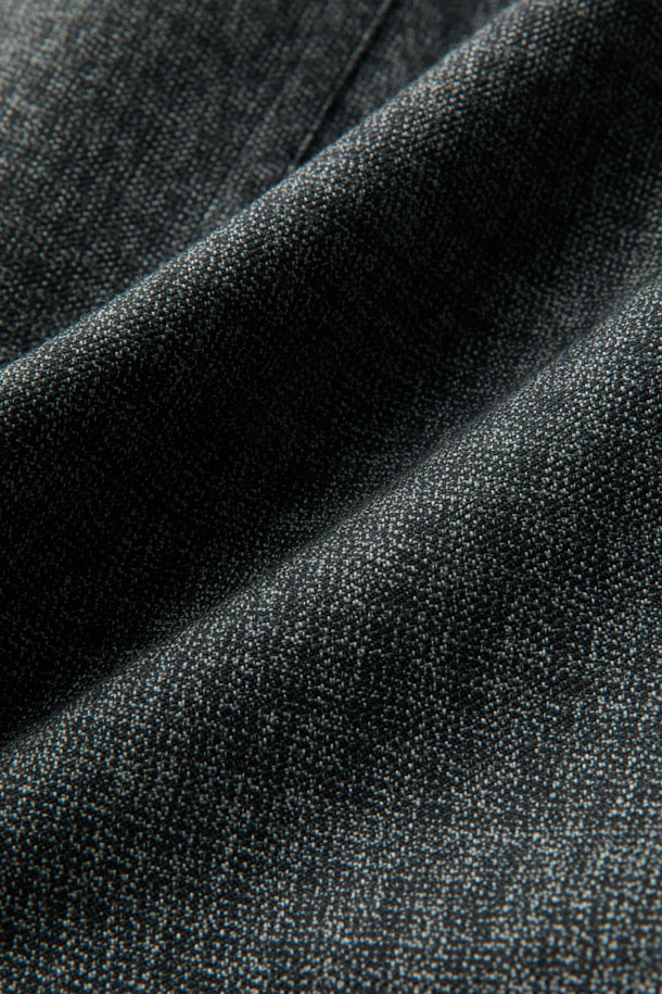 블랙 울 트위드 지퍼 재킷은 가을과 겨울, 당신의 스타일을 완성할 남성용 아우터입니다. 클래식하고 미니멀한 무드를 자아내며, 출근룩, 비즈니스 캐주얼, 모임룩 등 다양한 TPO에 활용하기 좋습니다. 릴랙스핏으로 편안함을 선사하며, YKK 2-Way 지퍼와 가슴 2포켓 디자인으로 실용성을 더했습니다. 두꺼운 울 소재의 트위드 패턴은 고급스러운 질감을, 긴 소매는 따뜻함을 책임집니다. 시크한 스타일을 연출하고 싶은 당신에게 완벽한 선택이 될 것입니다.
