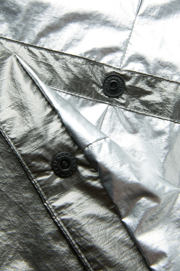 실버 4way 후드 재킷은 남성용 점퍼로, 봄, 가을 간절기에 활용하기 좋은 아이템입니다. 캐주얼, 스포티, 미니멀 스타일을 모두 소화할 수 있으며, 여행룩, 산책룩에 적합합니다. 가볍고 얇은 나일론 소재로 제작되어 편안한 착용감을 제공하며, 오버핏으로 트렌디한 스타일을 연출합니다. 탈부착 후드, 허리 스트링, 4way 변형, 밑단 폴딩 기능으로 다양한 스타일을 연출할 수 있으며, 사이즈 조절 기능이 있어 실용적입니다.
