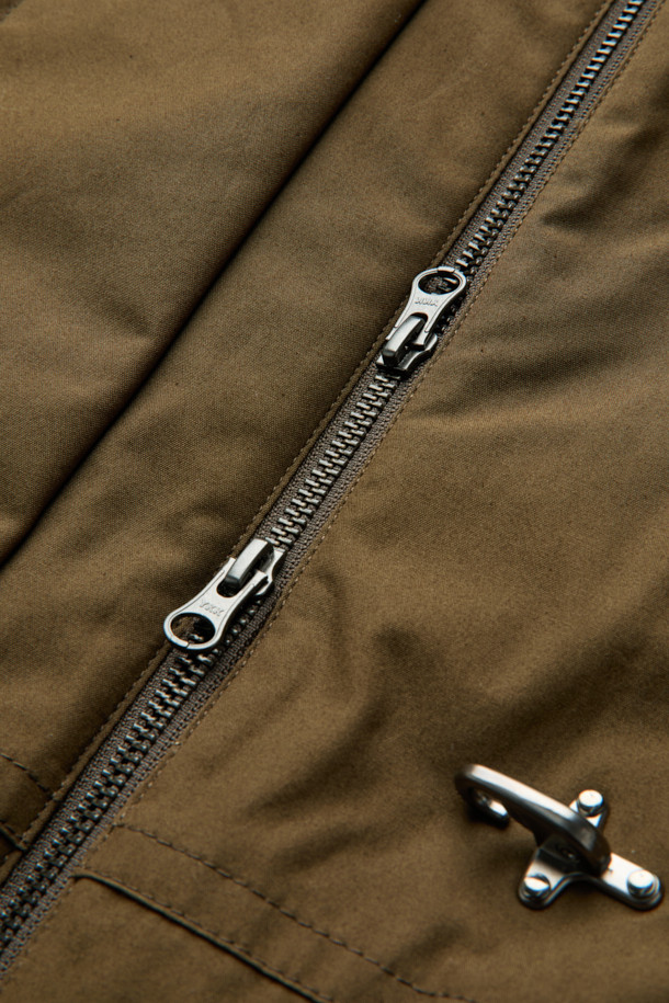 브라운 컬러의 Brown Millerain 파이어맨 재킷입니다. 가을과 겨울에 착용하기 좋은 두꺼운 두께감의 남성용 점퍼로, 밀리터리 및 클래식 스타일을 연출합니다. 면 소재로 제작되었으며, 오버핏 레귤러 기장으로 편안한 착용감을 선사합니다. 탈부착 가능한 패딩 내피와 카라 배색, YKK 2-Way 지퍼, 앞여밈 쇠고리 디테일이 특징입니다. 출근룩, 클래식, 미니멀, 워크웨어 스타일로 다양한 코디에 활용하기 좋습니다.
