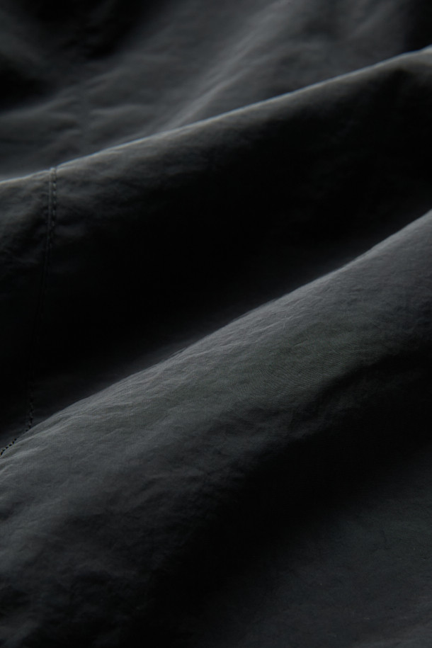 블랙 인시전 패디드 베스트는 가을과 겨울 시즌, 일상 및 출근룩, 여행룩에 모두 잘 어울리는 미니멀한 스타일의 패딩 베스트입니다. 하이넥 디자인과 YKK 2-Way 지퍼, 몸판 절개 디테일이 특징이며, 릴렉스 핏으로 편안한 착용감을 선사합니다.  나일론 소재로 제작되어 두꺼운 두께감과 은은한 광택감을 자랑하며, 무지 스타일로 어떤 룩에도 쉽게 매치할 수 있습니다. 스트링과 스토퍼 디테일이 더해져 더욱 세련된 느낌을 줍니다. 민소매 디자인으로 다양한 레이어드 연출이 가능합니다.
