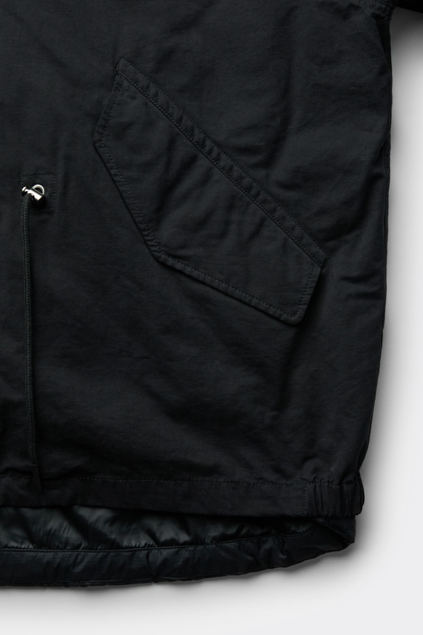 블랙 후드 라이너 필드 재킷은 남성용 점퍼로, 가을과 겨울에 착용하기 좋은 캐주얼 스타일의 아우터입니다. 무지 패턴의 블랙 컬러에 오버핏으로 디자인되었으며, 두꺼운 두께감으로 따뜻함을 더했습니다. 코튼, 폴리에스테르, 나일론 혼방 소재로 제작되었으며, 탈부착 가능한 다운 라이너가 내장되어 있어 보온성을 높였습니다. 허리 스트링과 YKK 2-Way 지퍼 디테일로 실용성을 더했으며, 긴소매와 후드 디자인으로 편안한 착용감을 제공합니다. 안감은 나일론 소재를 사용했습니다.
