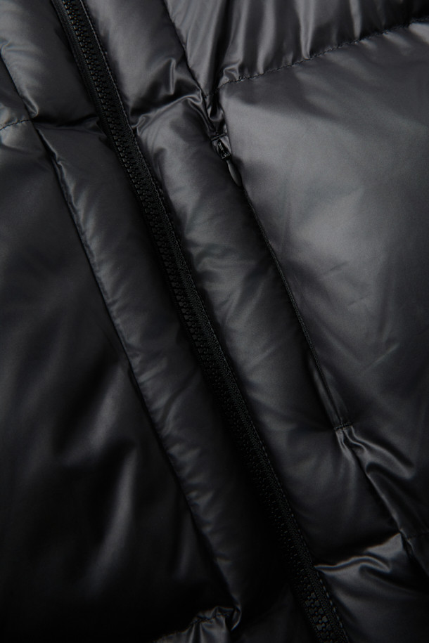 리버시블 다운 재킷은 겨울철 일상과 여행룩에 모두 활용하기 좋은 남성용 아우터입니다. 블랙 컬러의 무지 디자인으로, 캐주얼, 미니멀, 클래식 스타일을 즐겨 입는 분들께 추천합니다. 구스다운 80:20 충전재를 사용하여 보온성을 높였으며, YKK 2-Way 지퍼와 빈티지 워싱 디테일로 고급스러움을 더했습니다. 두꺼운 두께감의 오버핏으로 편안한 착용감을 선사하며, 필요에 따라 양면을 활용할 수 있어 실용적입니다. 긴 소매 기장의 레귤러 기장으로, 어떤 스타일에도 자연스럽게 매치됩니다.
