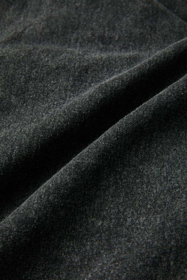 그레이 데님 다잉 후드 다운 재킷은 남성용 겨울 아우터입니다. 캐주얼 및 빈티지 스타일을 결합하여 독특한 분위기를 연출하며, 오버핏의 넉넉한 핏으로 편안함을 더했습니다. 무지 패턴의 데님 소재에 구스다운 80:20 충전재를 사용하여 보온성을 높였으며, 빈티지한 촉감이 특징입니다. YKK 2-Way 지퍼와 파이핑 라인 디테일로 디자인의 완성도를 높였으며, 두꺼운 두께감으로 추운 날씨에도 따뜻하게 착용할 수 있습니다.
