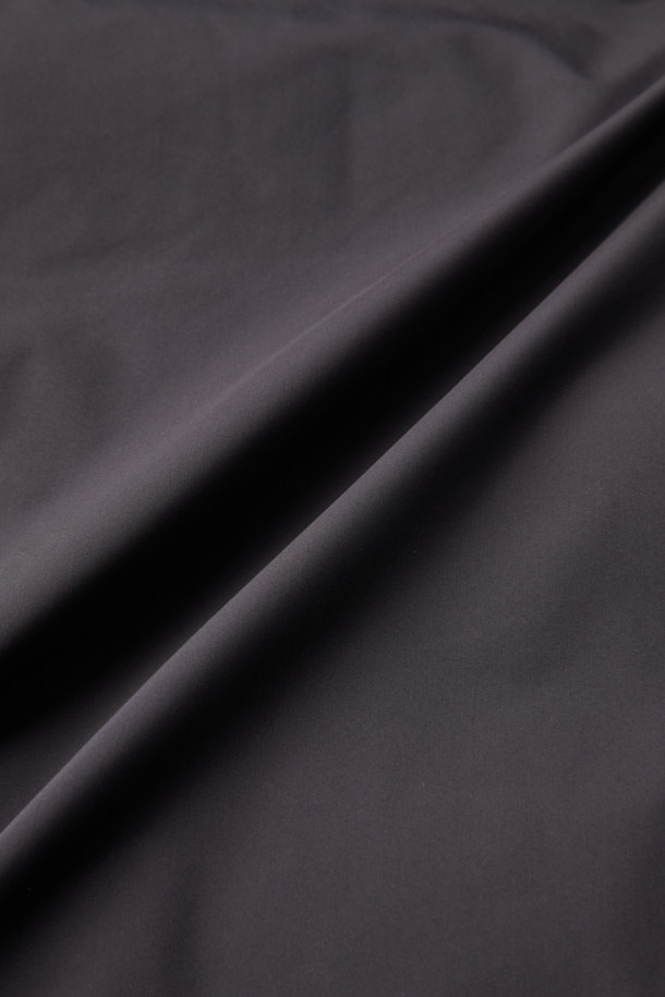 와인 컬러의 Wine Light Fabric 후드 다운 재킷은 겨울철 일상룩과 출근룩에 모두 잘 어울리는 남성용 아우터입니다. 미니멀한 스타일을 추구하는 남성분들을 위한 오버핏 디자인으로, 부드러운 촉감의 폴리에스터 소재와 두꺼운 두께감으로 따뜻함을 선사합니다. 구스다운 80:20 충전재를 사용하여 보온성을 높였으며, ITALY LIMONTA 초경량 소재로 제작되어 가볍고 편안한 착용감을 제공합니다. YKK 2-Way 지퍼 디테일로 실용성을 더했으며, 레귤러 기장의 후드 디자인으로 캐주얼하면서도 클래식한 분위기를 연출합니다.
