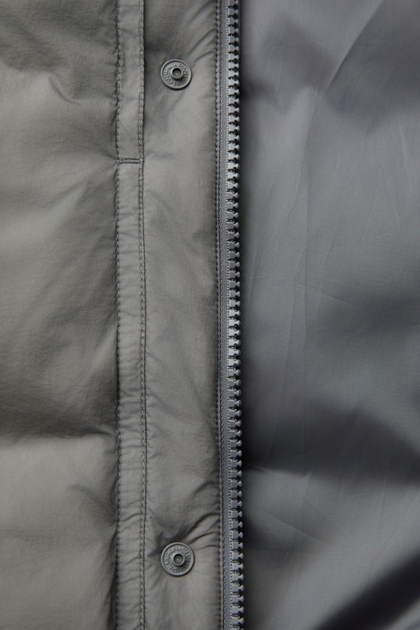 그레이 미들 후드 다운 재킷은 남성용 아우터로, 겨울철 캐주얼 스타일을 연출하기에 적합합니다. 무지 디자인에 오버핏으로 제작되어 편안한 착용감을 선사하며, 출근룩 및 캠핑룩 등 다양한 TPO에 활용할 수 있습니다. 80:20 구스다운 충전재와 두꺼운 두께감으로 뛰어난 보온성을 자랑하며, 벨크로 탈부착 후드, YKK 2-Way 지퍼, 초경량 소재 등 실용적인 기능성을 갖추었습니다. 시티보이, 미니멀 스타일을 선호하는 남성에게 추천하는 필수 아이템입니다.
