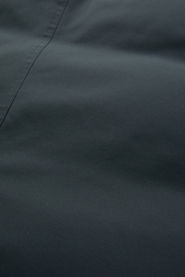 세련된 그레이 롱 다운 재킷입니다. 겨울철 추위를 완벽하게 막아줄 두꺼운 두께감과 오버핏 디자인으로 편안한 착용감을 선사합니다. 미니멀하고 베이직한 스타일로, 출근룩을 포함한 다양한 일상 패션에 활용하기 좋습니다. 80:20 구스다운 충전재와 YKK 2-Way 지퍼, 사이드 지퍼 슬릿, 히든 포켓 디테일로 기능성과 디자인을 모두 갖췄습니다. 폴리에스테르 소재로 제작되어 관리가 용이하며, 긴 소매 기장으로 보온성을 높였습니다.
