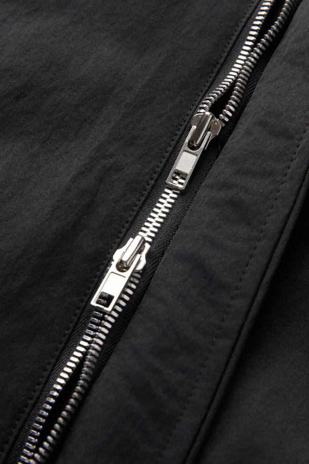 [HED MAYNER] 블랙 오버사이즈 핏 패딩 파카는 겨울철 일상과 출근룩에 모두 잘 어울리는 남성용 점퍼입니다. 부드러운 나일론 소재와 두꺼운 두께감으로 보온성을 높였으며, 오버핏 디자인과 라운드 숄더, 소매 스트랩 디테일이 특징입니다. 퀼팅 안감과 내외부 포켓 구성으로 실용성을 더했으며, 지퍼 여밈 방식으로 간편하게 착용할 수 있습니다. 미니멀하고 시크한 스타일을 연출하기에 좋으며, 다양한 룩에 활용하기 용이합니다.
