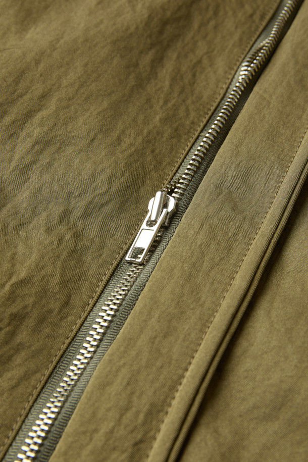 [HED MAYNER] 골드 오버사이즈 핏 패딩 파카는 겨울철 일상과 출근룩에 모두 잘 어울리는 남성용 아우터입니다. 모던한 무드의 무지 디자인에 오버핏으로 제작되어 편안하면서도 세련된 스타일을 연출합니다. 두꺼운 두께감의 나일론 소재와 퀼팅 안감으로 보온성을 높였으며, 구조적인 패턴과 소매 스트랩 디테일이 특징입니다. 집업 스타일로 간편하게 착용 가능하며, 내부 및 외부 포켓과 포켓 하단 포인트 라벨이 실용성을 더합니다. 미니멀, 클래식, 시크한 스타일을 즐기는 분들께 추천하는 패딩입니다.
