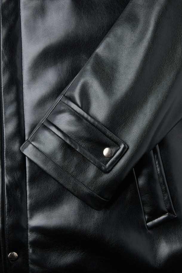 HED MAYNER (헤드 메이너)의 블랙 페이크 레더 패디드 파카는 겨울철 일상에서 모던하고 미니멀한 스타일을 연출하기에 완벽한 아우터입니다. 부드러운 합성 가죽 소재에 넉넉한 오버핏 실루엣으로 편안한 착용감을 선사하며, 퀼팅 안감과 두꺼운 두께로 뛰어난 보온성을 제공합니다. 라운드 숄더, 소매 스트랩, 내/외부 포켓, YKK 2-Way 지퍼, 은은한 광택감 등의 디테일이 돋보이며, 긴 소매 기장으로 세련된 분위기를 더합니다. 시크하고 캐주얼한 스타일을 즐기는 남성분들께 추천하는 아이템입니다.
