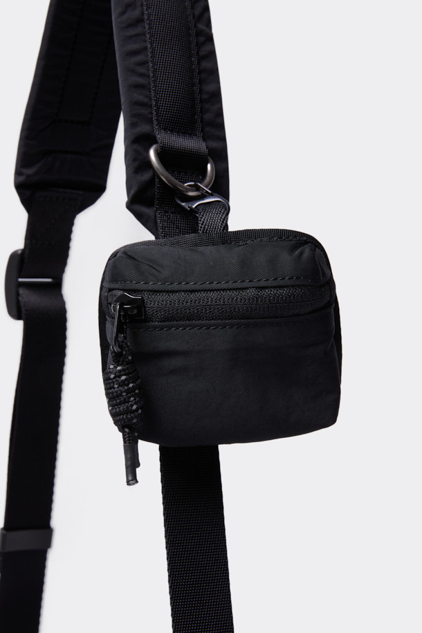 블랙 코튼 크로스백은 면과 나일론 혼방 소재로 제작되어 튼튼하며, 미니멀하고 캐주얼한 스타일을 연출합니다. 사각 형태의 미디엄 사이즈 가방으로, 로고, 리벳, 참 장식이 포인트로 더해져 세련된 느낌을 줍니다. 사이즈 조절이 가능하며, 탈부착 파우치가 있어 실용성을 높였습니다. 출근룩과 비즈니스 캐주얼에 활용하기 좋으며, 시티보이 스타일을 완성하는 데 적합합니다. 일상생활에서 편안하게 사용할 수 있는 아이템입니다.
