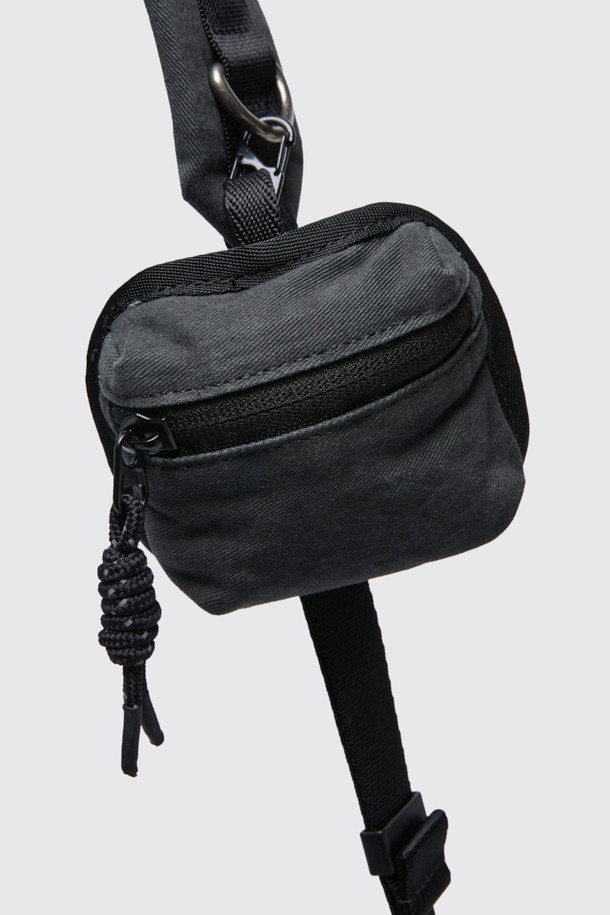 그레이 코튼 크로스백은 면 소재로 제작되어 부드러운 질감과 편안한 착용감을 선사합니다. 미디엄 사이즈의 사각 디자인에 로고 리벳 장식이 포인트로 더해져 캐주얼하면서도 미니멀한 스타일을 연출합니다. 워싱 처리된 면 소재는 자연스러운 멋을 더하며, 웨빙 손잡이와 탈부착 파우치 참으로 실용성을 높였습니다. 넉넉한 내외부 수납공간과 지퍼형 잠금 방식으로 소지품을 안전하게 보관할 수 있으며, 길이 조절이 가능한 스트랩으로 다양한 스타일을 소화할 수 있습니다. 출근룩, 비즈니스 캐주얼, 여행룩 등 다양한 TPO에 활용하기 좋은 데일리 크로스백입니다.
