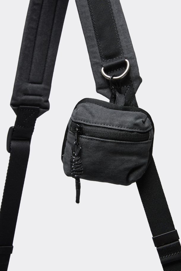 그레이 컬러의 면 소재 보스턴백입니다. 넉넉한 라지 사이즈로 여행룩, 휴가룩, 캠핑룩 등 다양한 TPO에 활용할 수 있습니다. 캐주얼, 미니멀, 시티보이 스타일을 연출하기 좋으며, 무지 디자인에 워싱 디테일이 더해져 빈티지한 멋을 살렸습니다. 쓰리웨이 방식으로 숄더백, 크로스백으로 활용 가능하며, 사이즈 조절이 가능하여 실용적입니다. 미니 파우치가 포함되어 소지품을 더욱 효율적으로 수납할 수 있으며, 포켓이 있어 수납력을 높였습니다.
