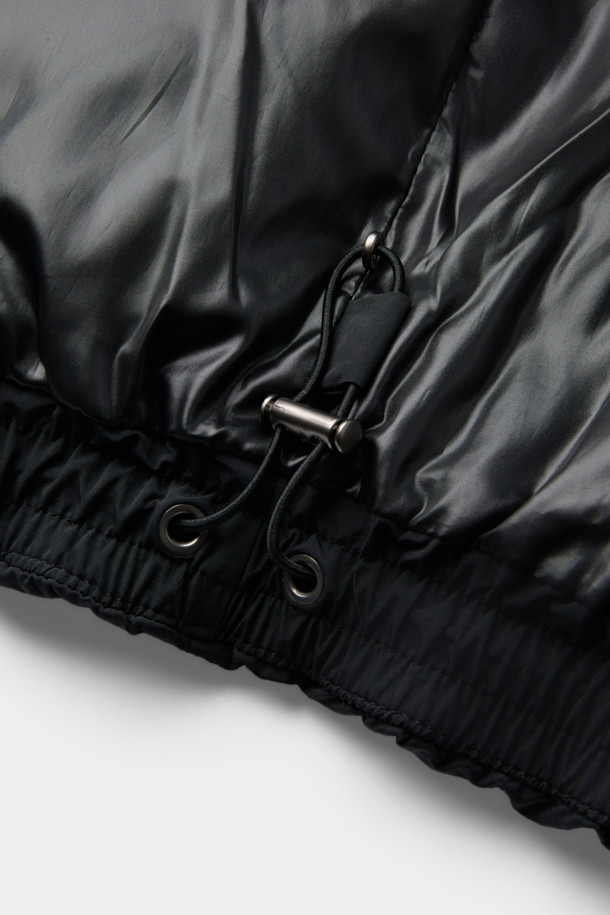 블랙 후디 다운 푸퍼 재킷은 겨울철 일상에서 캐주얼하고 미니멀한 스타일을 연출하기에 적합합니다. 넉넉한 오버핏에 후드 디자인으로 편안함을 더했으며, 무지 패턴으로 어떤 옷에도 쉽게 매치할 수 있습니다. 나일론과 구스다운 소재를 사용하여 보온성을 높였으며, 두꺼운 두께감으로 추운 날씨에도 따뜻하게 착용할 수 있습니다. 집업 여밈 방식에, 이중 플라켓, 히든 포켓, 밑단 스트링, 2-Way 지퍼 등의 디테일로 실용성을 더했습니다. 긴 소매 기장으로 더욱 포근한 착용감을 선사합니다.
