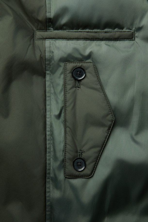 카키 로브 다운 코트는 남성용 겨울 아우터로, 베이직한 스타일에 클래식, 미니멀, 캐주얼 스타일을 모두 아우릅니다. 두꺼운 두께감의 오버핏으로 제작되었으며, 허리 로브 장식으로 포인트를 더했습니다. 80/20 구스다운 충전재와 경량 소재로 제작되어 보온성과 편안함을 동시에 느낄 수 있습니다. 무지 디자인에 긴 소매 기장, 로브 여밈 방식을 갖춘 다운 코트입니다. 폴리에스테르 소재로 제작되었습니다.
